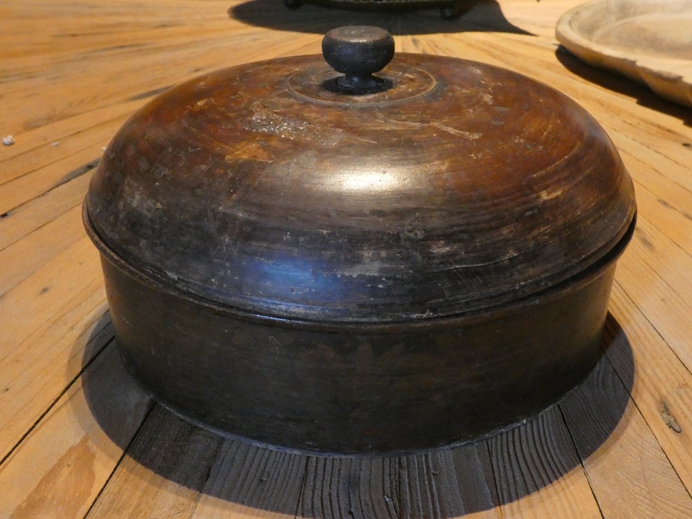 Boîte à bétel (noix) ancienne en teck. Provenance Java, Indonésie.