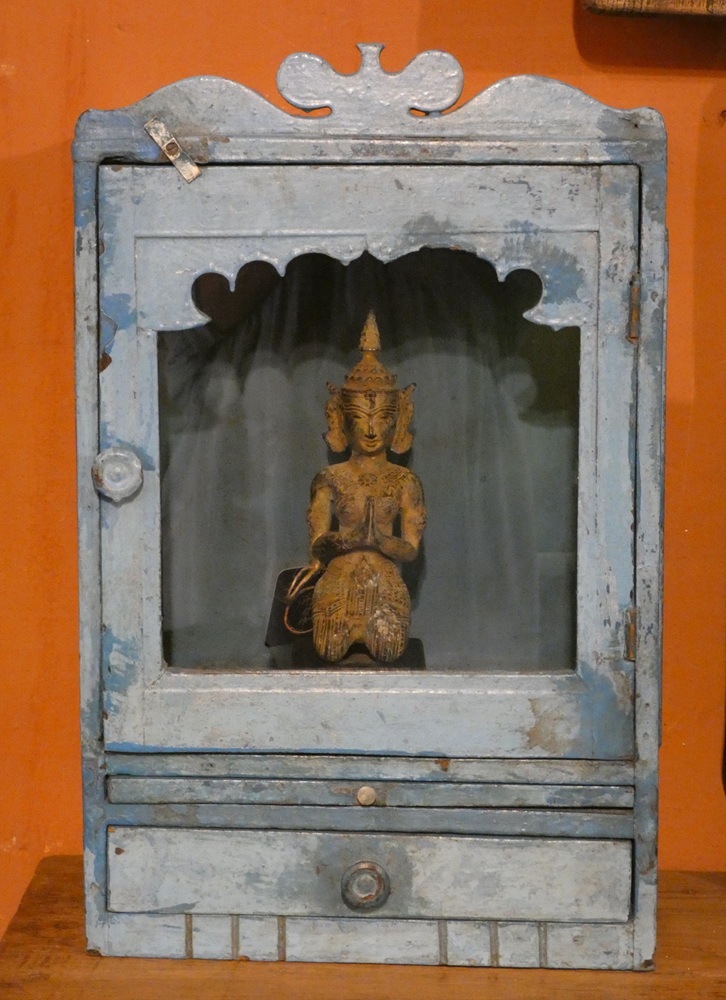 Petite vitrine murale en teck, ancienne, 1 tiroir, 1 tablette, patine originale, Rajasthan, Inde.