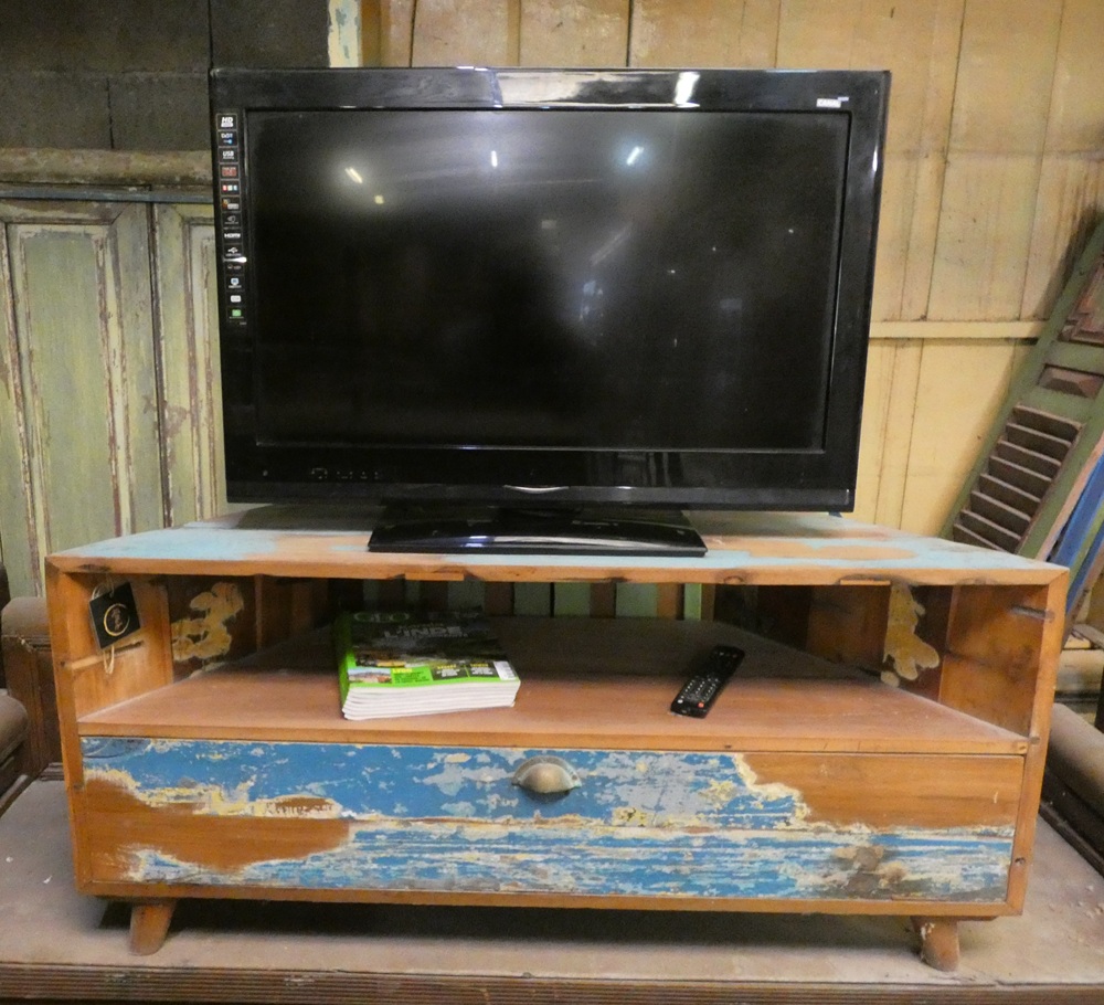 Meuble TV réalisé avec du bois de récupération de bateau, pans coupés, Indonésie.
