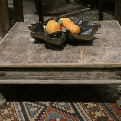 Petite table basse en teck, ancienne, Rajastan, Inde.