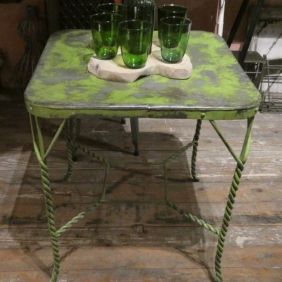 Table de jardin en fer, fabrication récente, Inde.