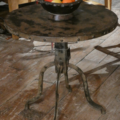 Petit guéridon en fer, mobilier industriel, Inde.