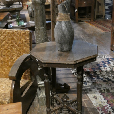 Petite table d'appoint en teck, ancienne, Java, Indonésie.