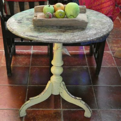 Guéridon en teck, ancien, patine verte d'origine, Java, Indonésie.