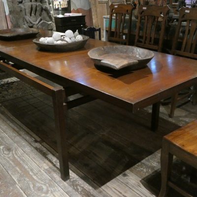 Table à manger en teck, années 50, piétement débordant, Java, Indonésie.