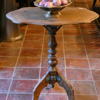 Petit guéridon en teck, ancien, Java, Indonésie.