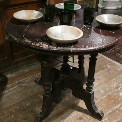 Petite table ronde en teck, ancienne, Java, Indonésie.