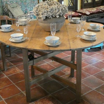 Table ronde en teck, ancienne, piétement pliant, Java, Indonésie.
