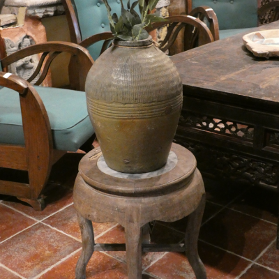 Petite table en teck et plateau en marbre, ancienne, Vietnam.