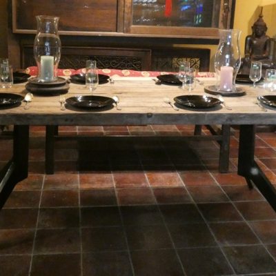 Table à manger, piétement en fer et plateau en sapin, Inde.