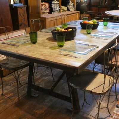 Table à manger, piétement en fer et plateau en teck recyclé, Inde.