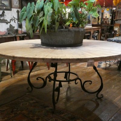 Table à manger, piétement en fer et plateau en manguier recyclé, Inde