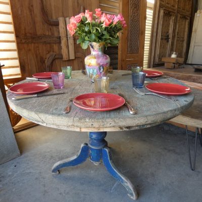 Guéridon en teck, ancien, patine bleue d'origine, Java, Indonésie.