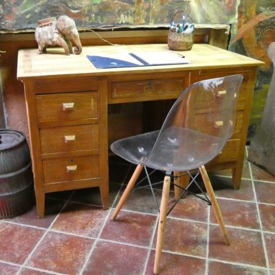 Bureau en teck, ancien, Gujarat avec 7 tiroirs et 2 tablettes.