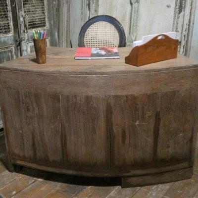 Bureau arrondi en teck, Art-Déco, Java, Indonésie.