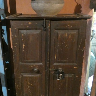 Petite armoire en teck, ancienne, Gujarat, Inde.
