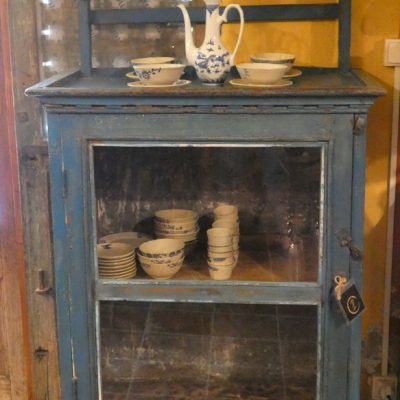Petite vitrine vaisselier en teck et fer, patine d'origine, ancienne, Rajasthan, Inde.