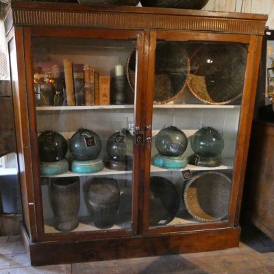 Vitrine Art-Déco en teck, pans coupés, Java, Indonésie.