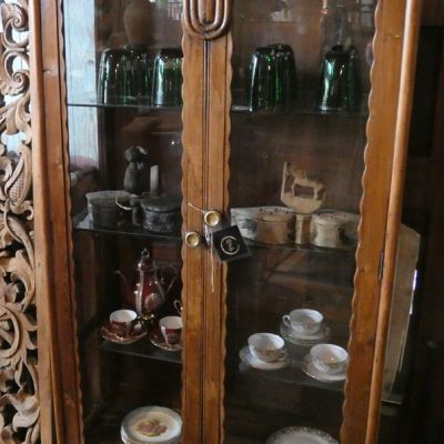 Vitrine Art-Déco en teck, Mumbai, Inde.