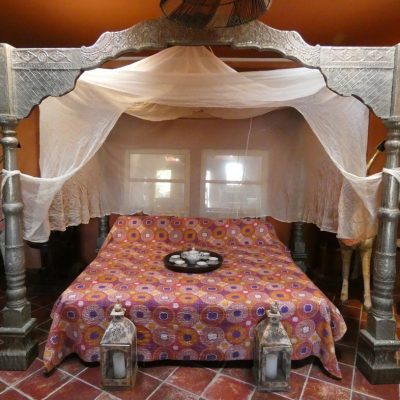 Baldaquin du Maharadja de Jodpur en teck recouvert de maillechort, 19ème, Rajasthan, Inde.