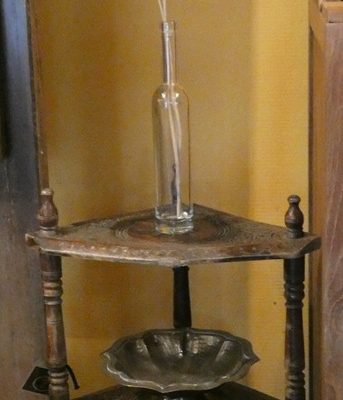 Etagère encoignure en teck, ancienne, Gujarat, Inde.