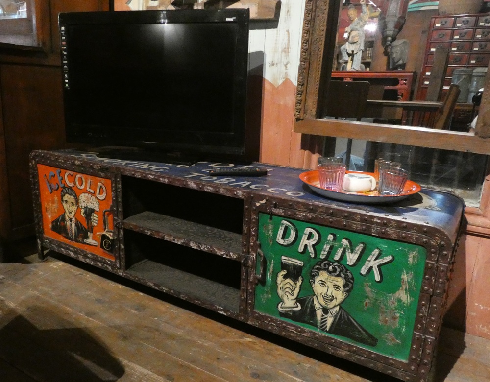 Meuble TV en fer riveté, motifs pub, fabrication récente, Rajasthan, Inde.