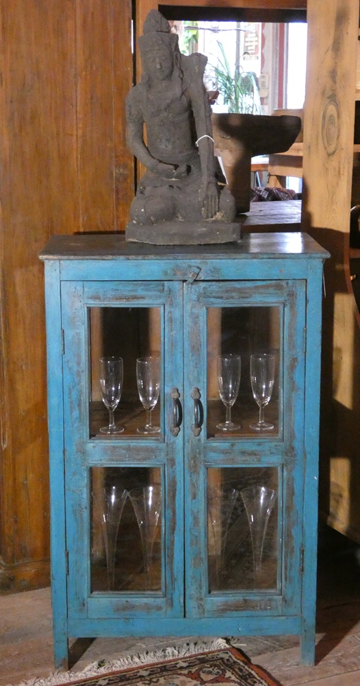 Armoirette vitrée en teck, ancienne, patine d'origine, Rajasthan, Inde.